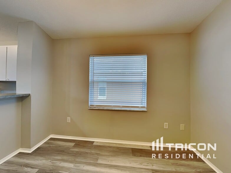 Building Photo - 2118 Deerfield Dr