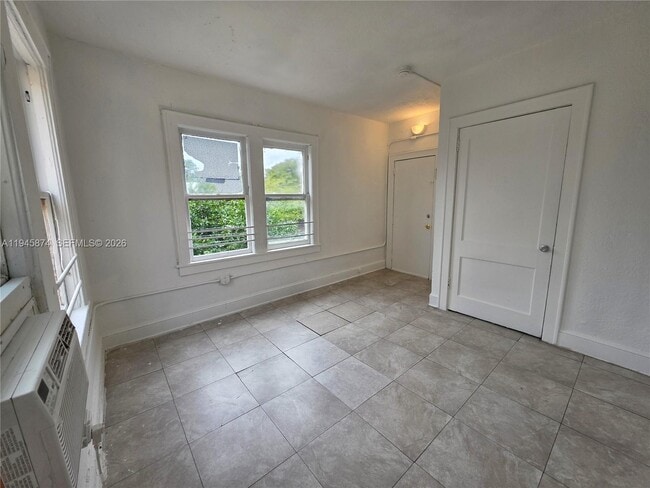 Building Photo - 1005 SW 19th Ave