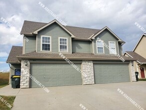 Building Photo - Spacious Basehor Townhome-Available NOW!!