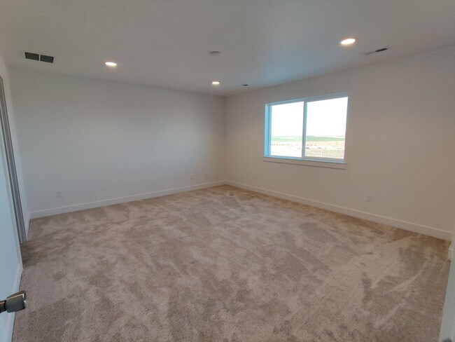 Building Photo - *MOVE IN SPECIAL - HALF OFF FIRST MONTH'S ...