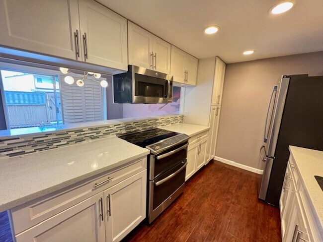 Building Photo - Gorgeous Walnut Creek Townhome 2 bedroom, 2.5 bath with 1 car garage in Sunset Park