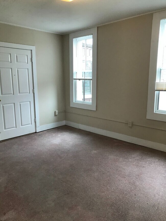 Building Photo - One Bedroom Upstairs Apartment