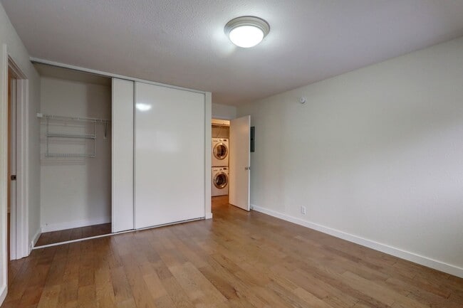 Building Photo - Prime Bellevue Location | 2 Bed Condo + Garage + Pool