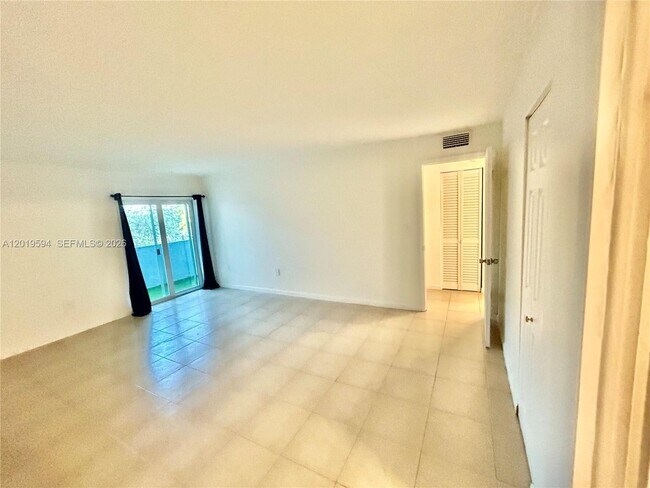 Building Photo - 9375 Fontainebleau Blvd