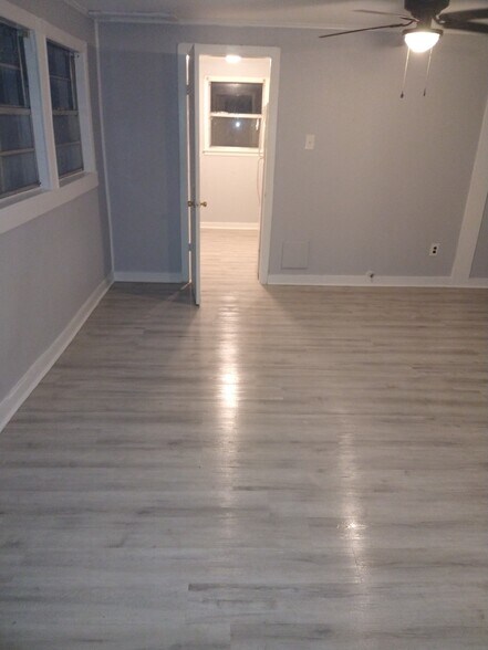 Building Photo - 502 E Lott Ave