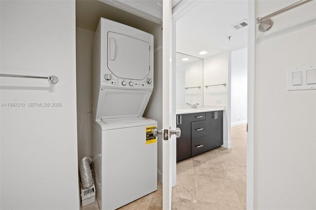 Building Photo - 520 Brickell Key Dr