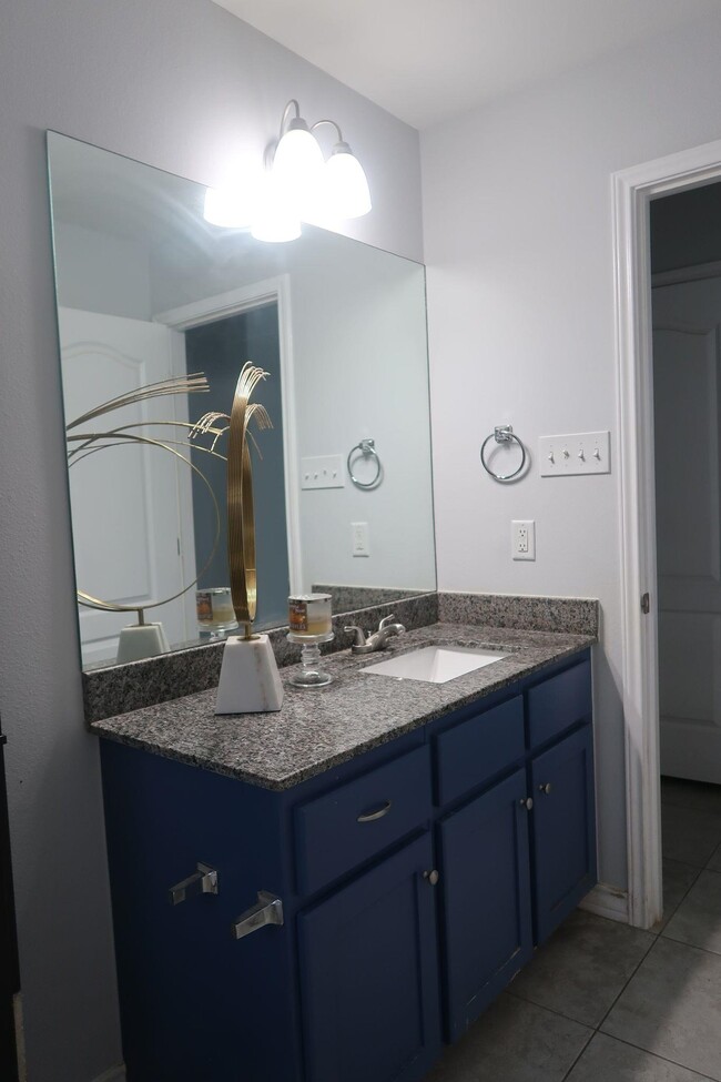 Building Photo - 515 Graneros Ave