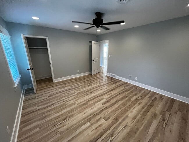 Building Photo - 4Bed/3Bath Renovated Student friendly housing