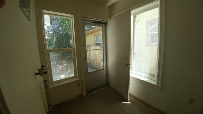 Building Photo - 2 Bedroom 1 Bath- House