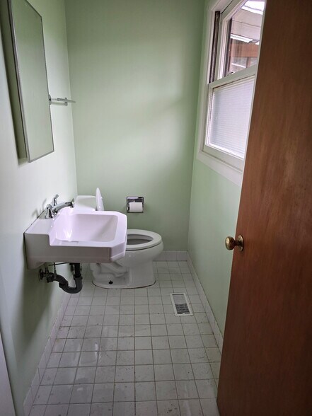 Building Photo - 11824 NE Stanton St