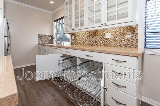 Building Photo - 444 S Los Robles Ave