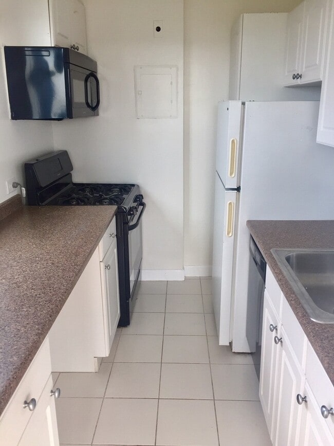 Building Photo - PRICE REDUCTION AS OF 01/2026! GREAT CORNER VIEWS! Wood floor Condo Overlooking McLean Gardens