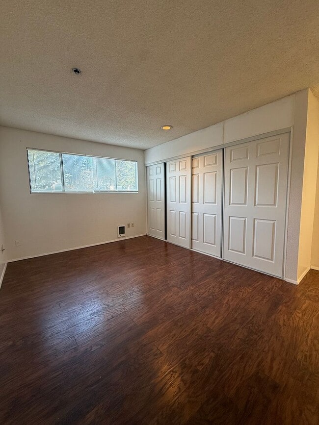 Building Photo - Well Maintained 2BD/2BTH Lynnwood Condo for Lease in Gated Community!