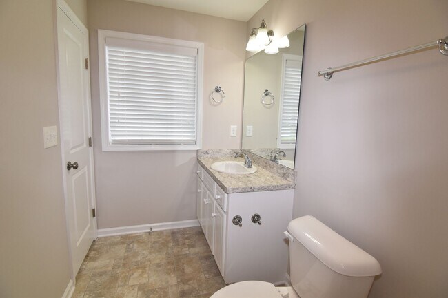 Building Photo - One Story Living 3 Bedroom 2 Bath Home