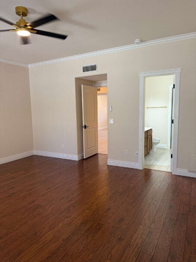 Building Photo - "Spacious 4-Bedroom Oasis with Granite Kit...