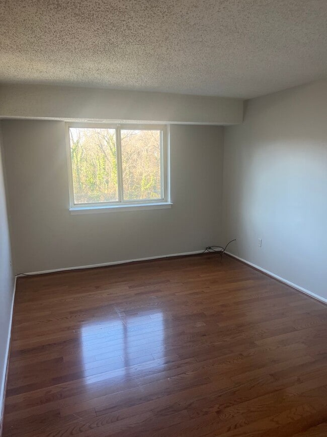 Building Photo - Cozy 3 Bedroom 1 Bathroom Condo- Conveniently Located at DC line