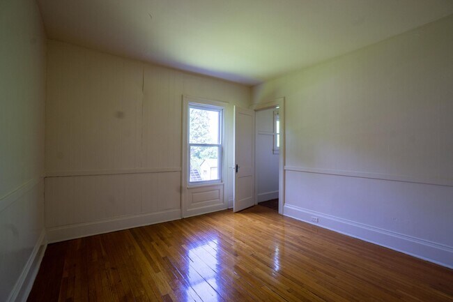 Building Photo - Available 6/1/26 Great Value Hardwood Floo...