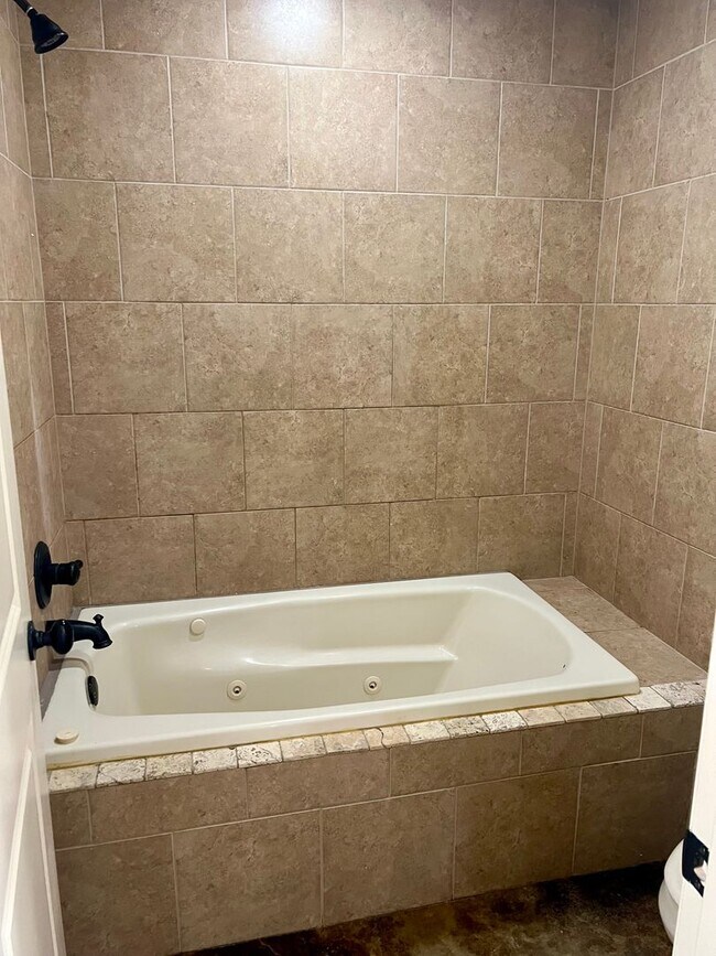 Building Photo - 6057 Beaver Creek Ln