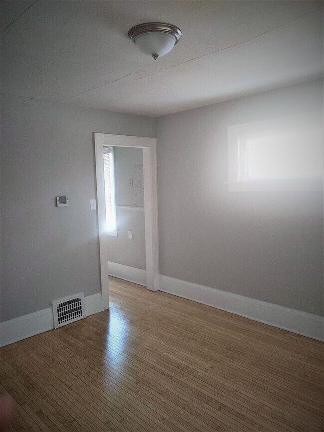 Building Photo - West Allis Upper Duplex