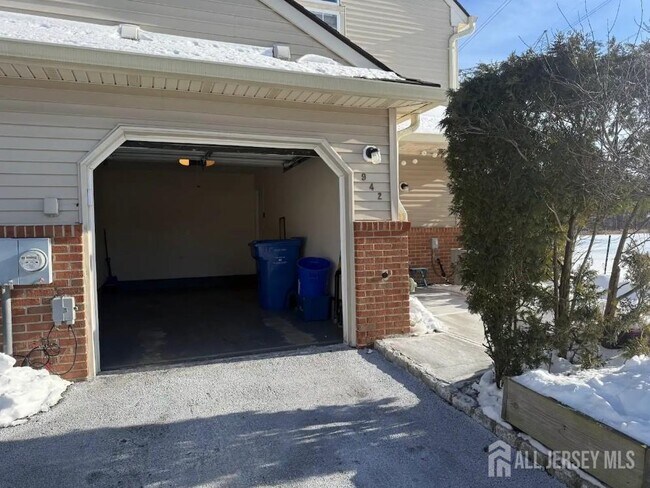 Building Photo - 942 Thomas Ave