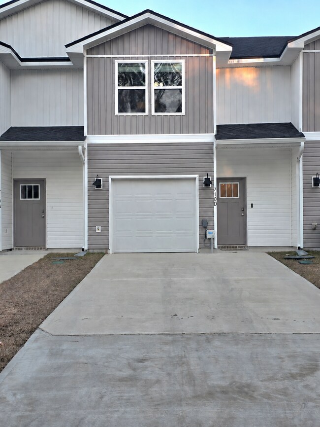 Building Photo - 710-D Giese Ln