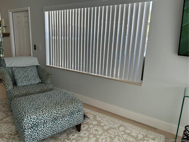 Building Photo - 2807 SW Lakemont Pl