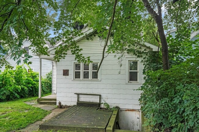Building Photo - NEW LISTING -5 BEDROOM HOUSE!