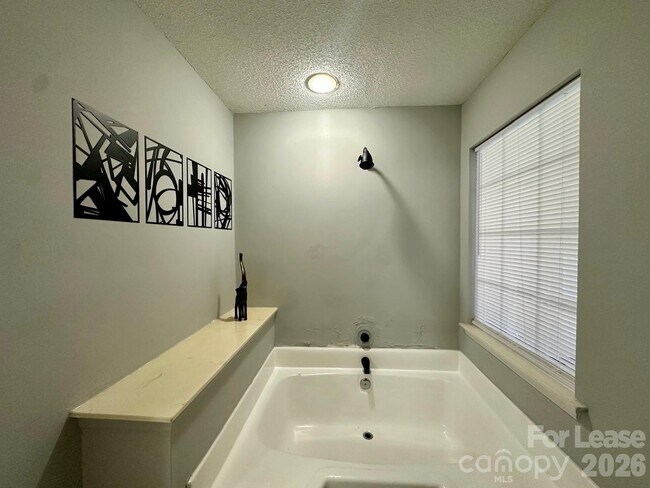 Building Photo - 9501 Pondside Ln