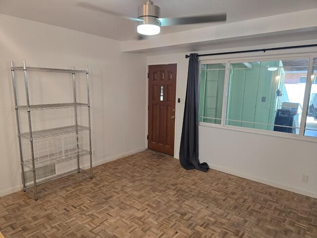 Building Photo - 1916 W Cambridge Ave