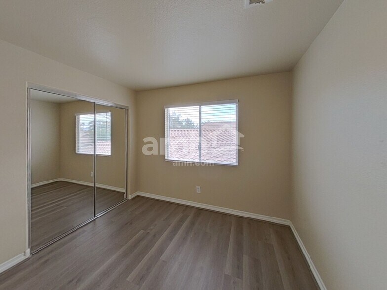 Building Photo - 956 Rainbow Rock St