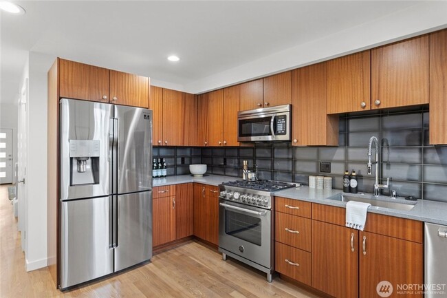 Building Photo - 2bd/2.25ba Seattle Townhome