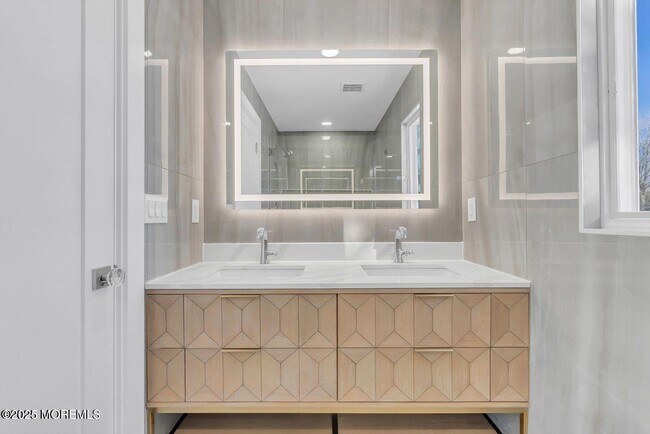 Building Photo - 1 Robin Dr