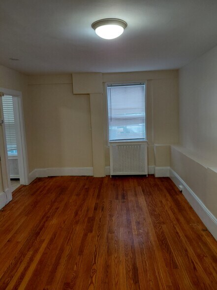 Living room - 41 Saratoga Ave