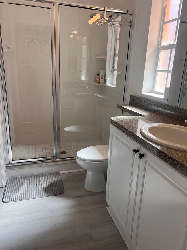 Building Photo - Modern 2BD/2BA Condo in Gondola Park