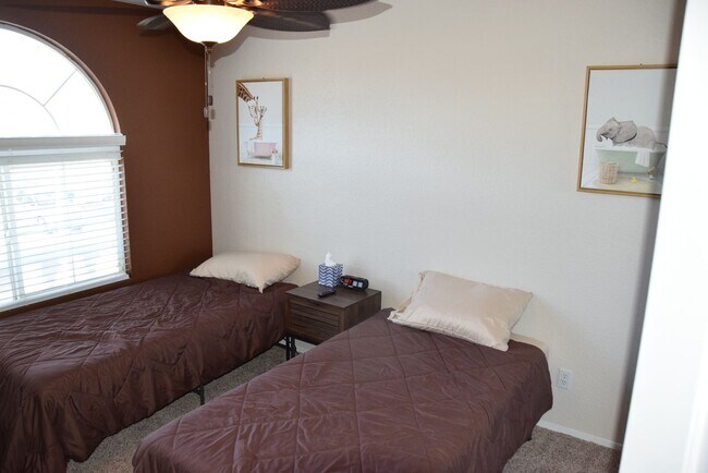 Building Photo - 8765 Country Pines Ave