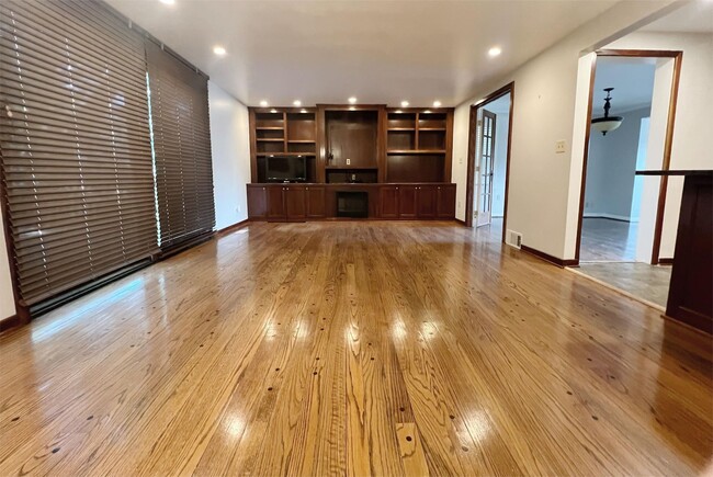 Building Photo - SEE IT NOW: Elegant Home in Prairie Village with Spacious Yard!