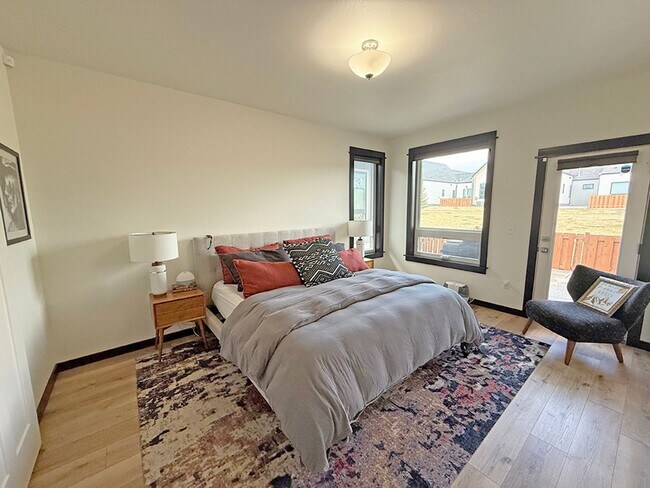 Building Photo - Modern Three Bedroom Townhome with Air Conditioning