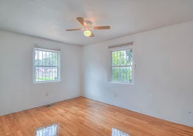 Building Photo - 3 Bedroom 2 Bathroom