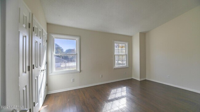 Building Photo - Townhouse close to Western Blvd and BASE!