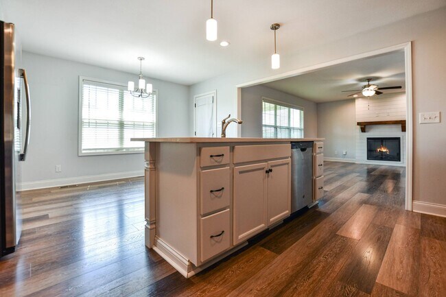 Building Photo - Pet Friendly Four Bedroom!