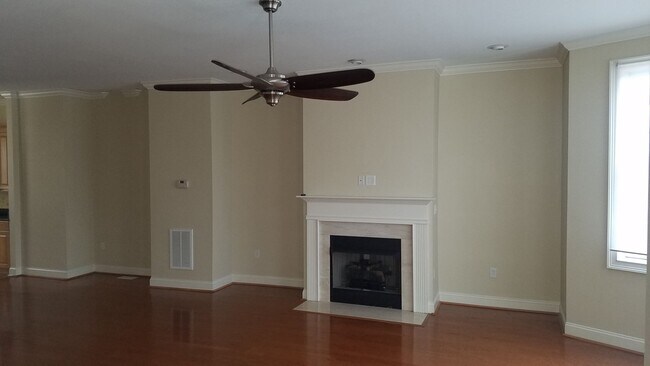 Building Photo - DOWNTOWN LIVING! BEAUTIFUL 3 Bed 2 full 2 ...