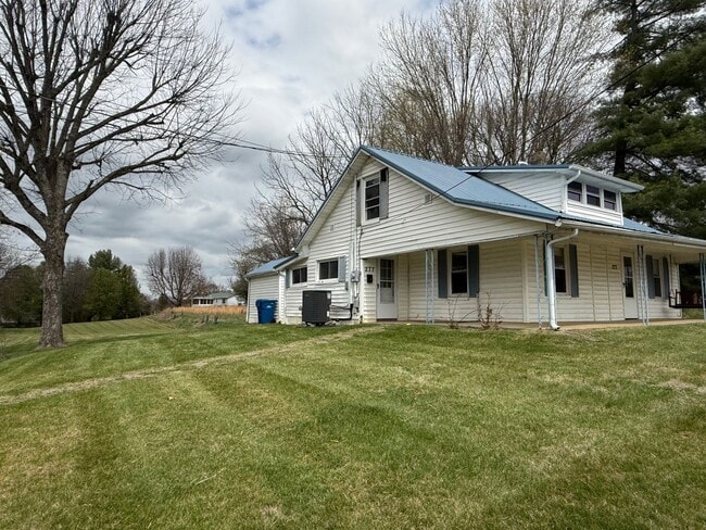Building Photo - Charming Farmhouse near Downtown Jonesborough.