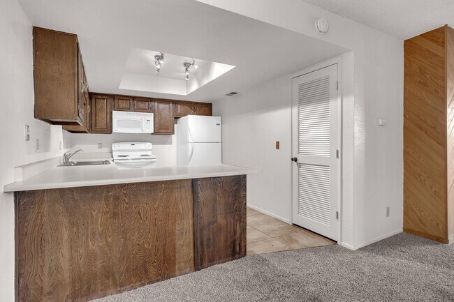 Building Photo - 2bed, 2bath condo with W/D, Balsony and river access