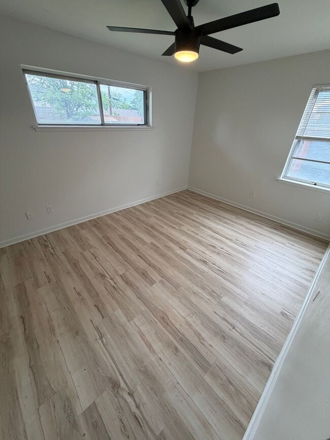 Building Photo - Experience the ultimate comfort of living in a 3-bedroom single-family home today!