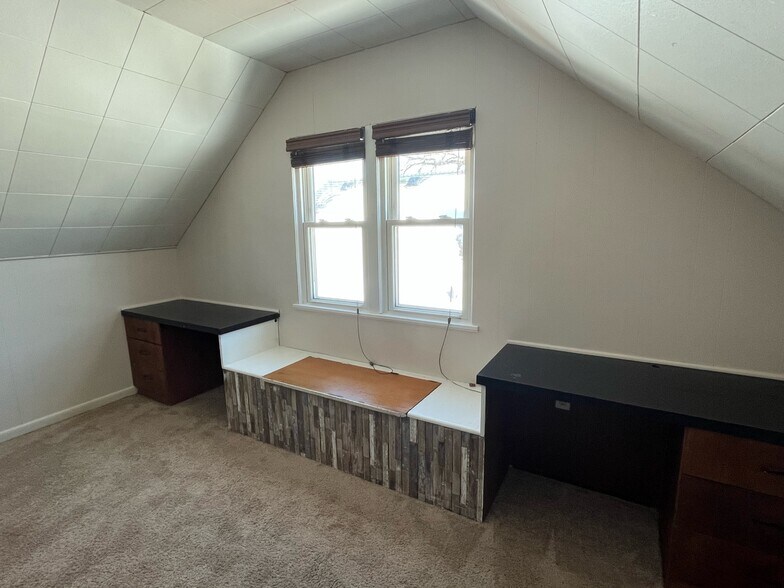 Office Space - 8634 W Burleigh St