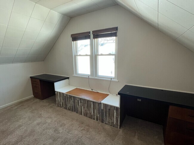 Office Space - 8634 W Burleigh St