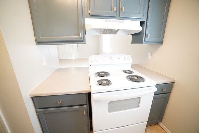 Building Photo - 2 bed / 1 bath Townhome on Tharpe