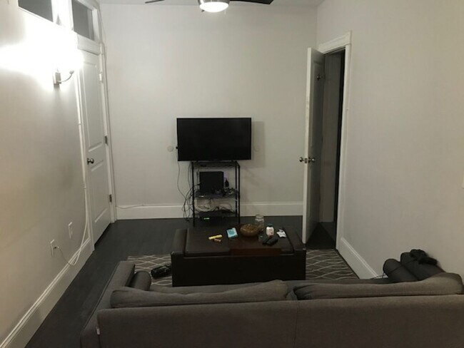 Building Photo - Nicely renovated 2 bed in the heart of Fenway!