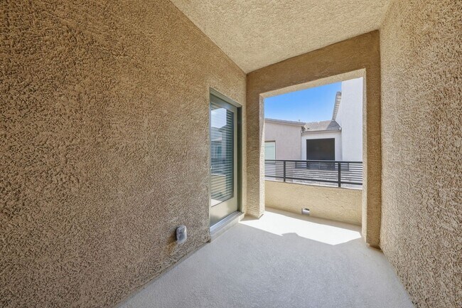 Building Photo - Brand New 3 Bedroom Stylish Henderson Townhome in Black Mountain Ranch
