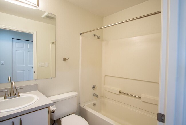 Building Photo - Bright & Spacious 2-Bed/2 Bath with W/D, D...